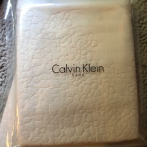 *HOST PICK* Calvin Klein Quilted Petals Pink Euro Sham Set *NEW* - Picture 2 of 9